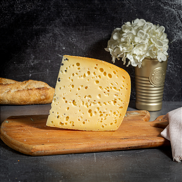 00161.png Querubim – Queijo Artesanal com Olhaduras – fração 250g - Imagem 1