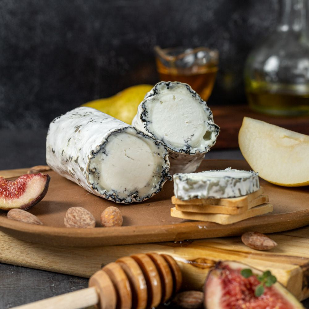 00192.jpg Queijo Artesanal De Cabra com Cinza de Alecrim- Peça 150G - Imagem 1
