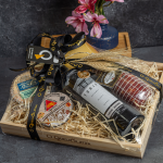 CESTA DE PRESENTE – 3 QUEIJOS ARTESANAIS+ CHARCUTARIA + VINHO CABERNET SAUVIGNON