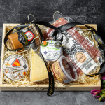 CESTA DE PRESENTE MINEIRA – 3 QUEIJOS + GOIABADA + DOCE DE LEITE + CHARCUTARIA